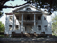 This Georgian mansion is the only colonial home to survive in northern Manhattan.  It was originally known as Mount Morris back in 1765 when it was  built by Colonel Roger Morris.  Later in 1810 it was passed to Stephen Jumel, a French wine merchant.